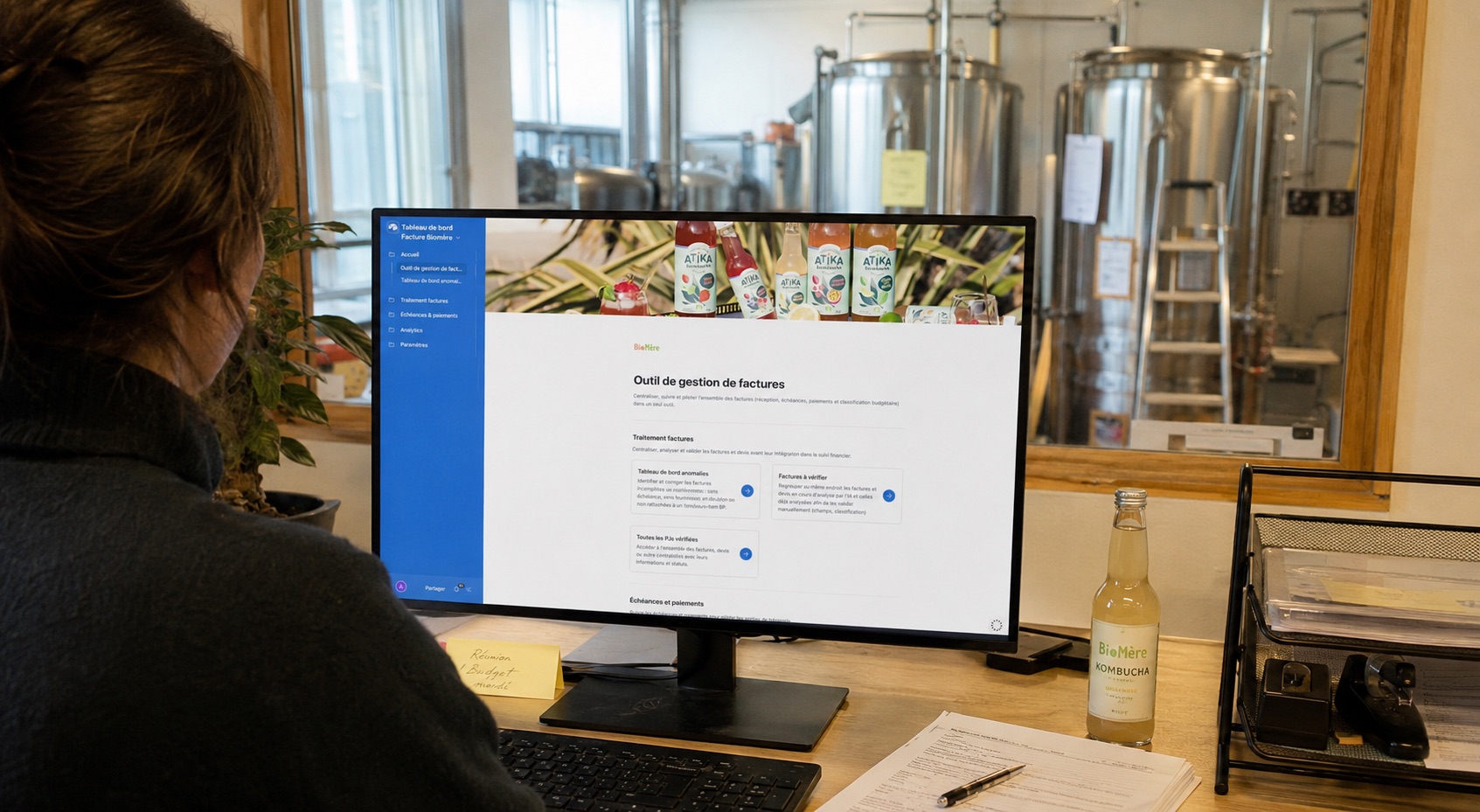 L'équipe finance de Biomère sur l'outil de gestion de factures, dans la brasserie