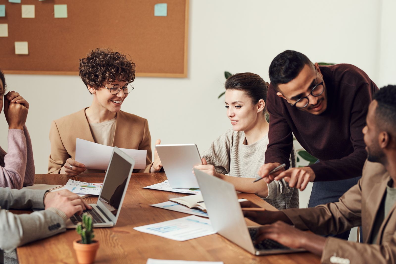 Atelier de formation IA : les participants pratiquent sur leurs propres tâches, guidés par le formateur