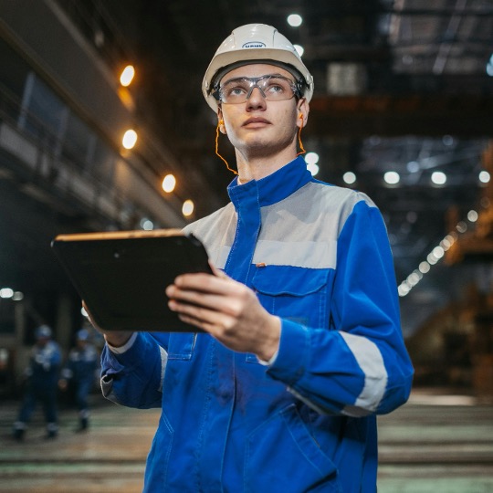 Technicien sur tablette en environnement industriel